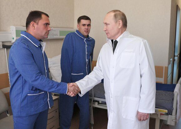 Путин посетил госпиталь и пообщался с раненными на Украине военными