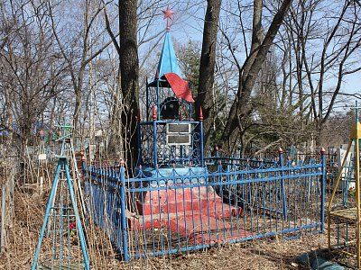 Памятник партизанам на общем кладбище /  / Приморский край