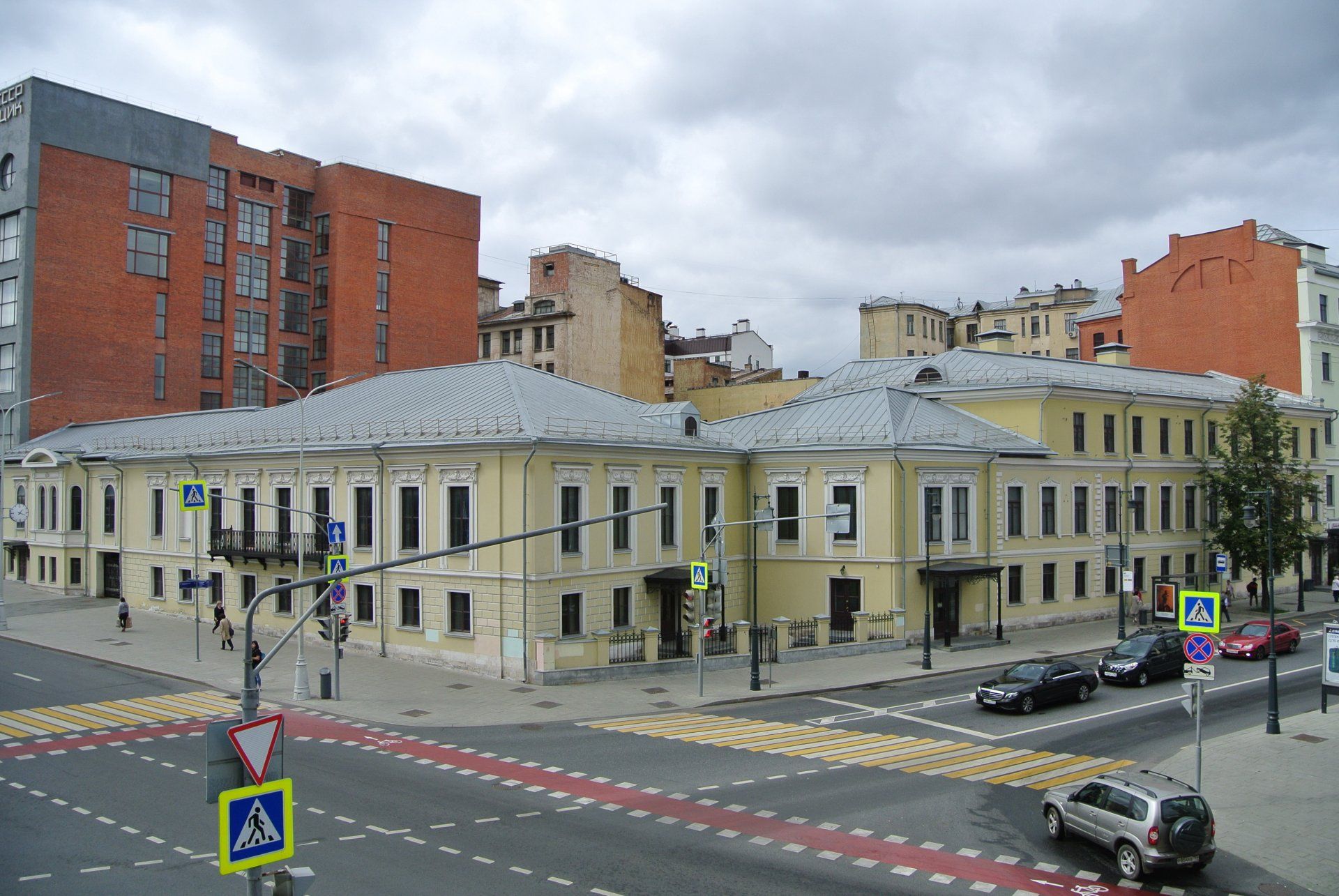 Городская усадьба Долгоруковых-Бобринских, 2-я пол. XVIII в. - XIX в.  -Главный дом, 2-я пол. XVIII в., 1793 г., 1819 г., 1853-1856 гг. В 1832 г.  в этом доме А.С.Пушкин посетил графа С.С.Уварова,