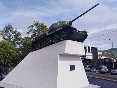Танк "Т-34", установленный в честь 30-летия победы советского народа в Великой Отечественной войне 1941 - 1945 гг. /  / Камчатский край