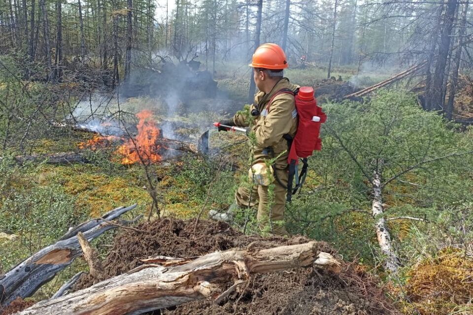 Ландшафтный пожар тушат в Оймяконском районе Якутии