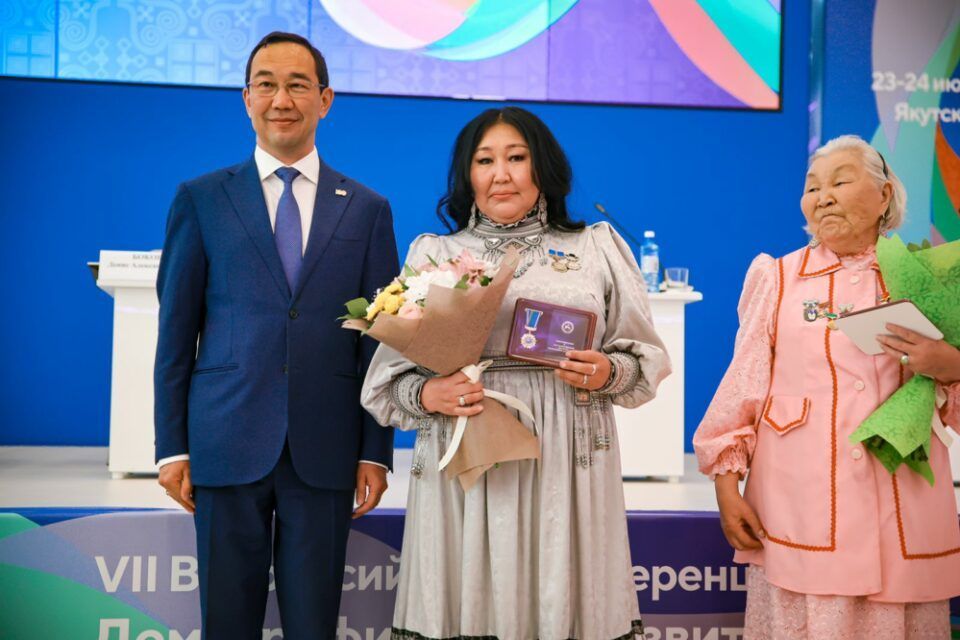 Уникальной многодетной семье вручил награды глава Якутии