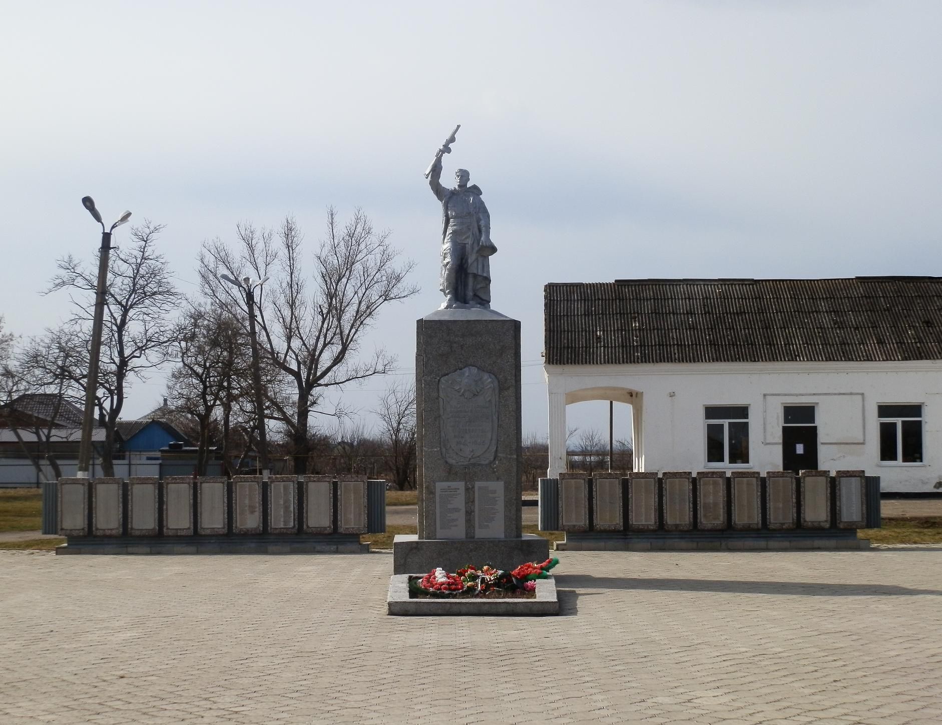 Село киевское. Станица Крымская Краснодарский край Братская могила. Братские могилы в Крымске. Варениковская Краснодарский край мемориал. Краснодарский край город Крымск Братская могила.