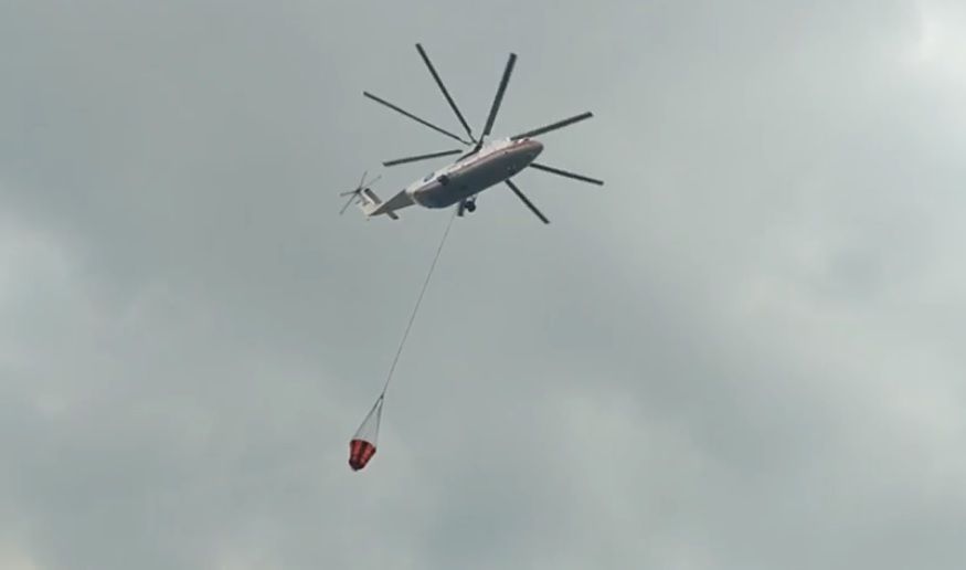 Бе-200 и Ми-26 МЧС России тушат лесные пожары в Мирнинском и Сунтарском районах