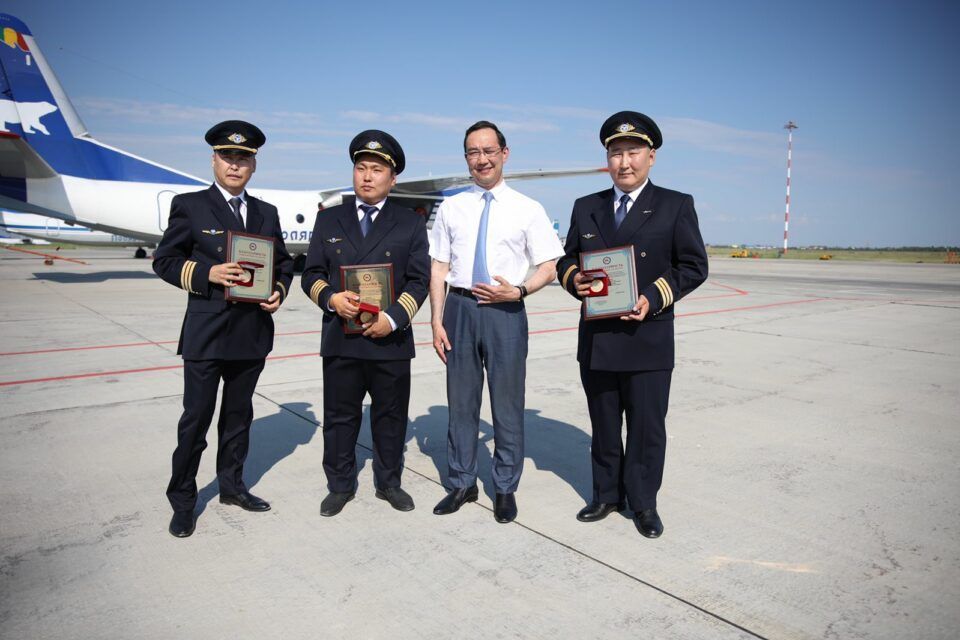 Экипаж вертолёта Ми-8 "Полярных авиалиний" получил награды главы Якутии