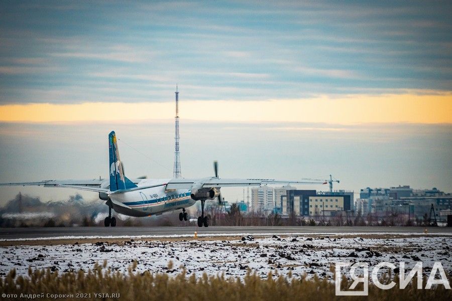 Погода в якутском аэропорту. Аэропорт Якутск 2024. Аэропорт Якутска 1991. Аэропорт Якутск буксир. Самолет Якутия красавец зима.