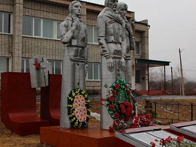 Памятник на братской могиле воинов, павших в 1945 году /  / Приморский край