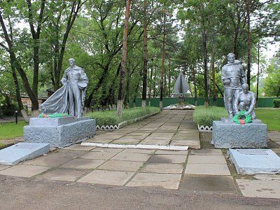 Памятник на братской могиле воинов, погибших в борьбе с японскими захватчиками в 1945 г. /  / Приморский край