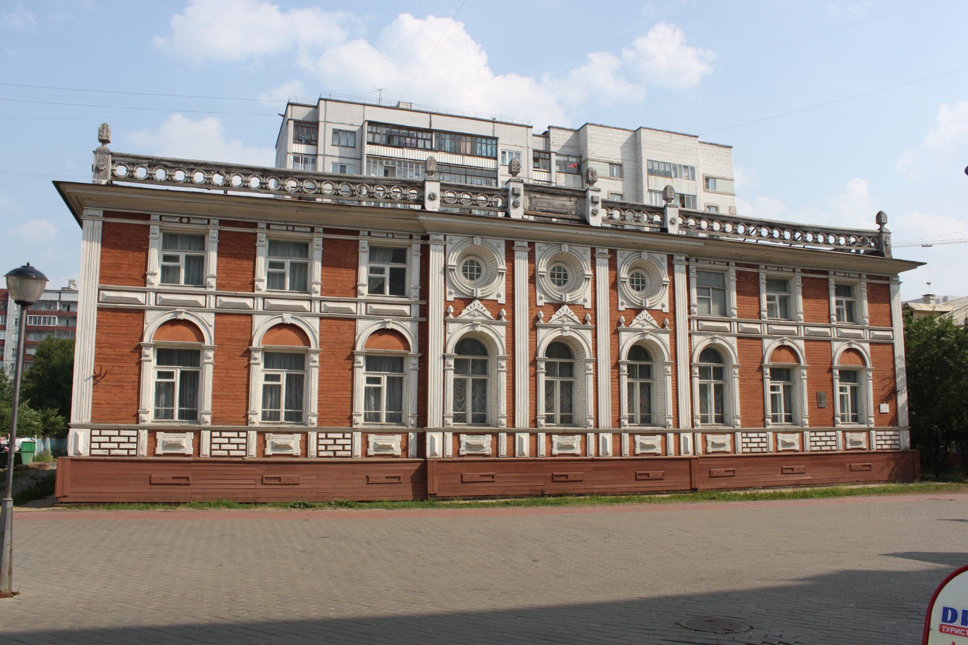 Дом, в котором в 1918 г. была провозглашена советская власть в  Архангельской губернии. В этом доме в феврале и июне 1918 г. проходили  первые губернские съезды Советов рабочих, крестьянских и солдатских  депутатов /