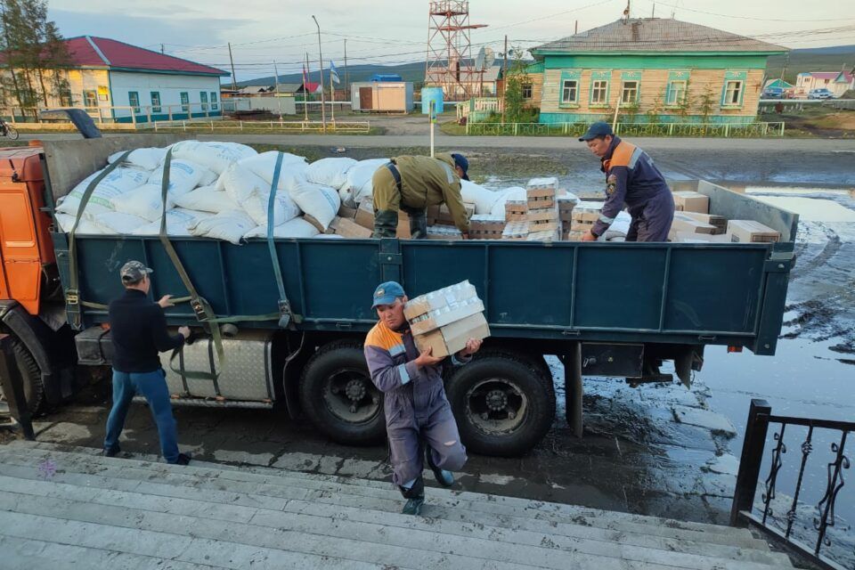 Около 30 тонн гуманитарной помощи направили пострадавшим от паводка районам Якутии