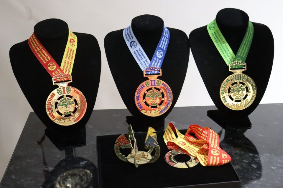 Победители чемпионата мира по мас-рестлингу в Якутске получат эксклюзивный комплект - медаль и кубок