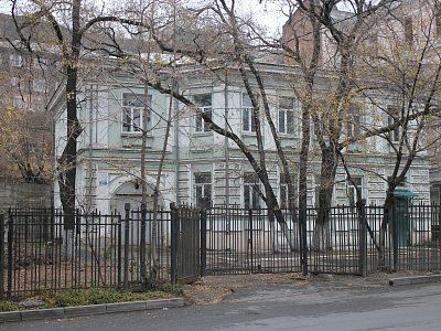 Дом, в котором  жил и работал известный общественный деятель края Соловьев Н.М. /  / Приморский край