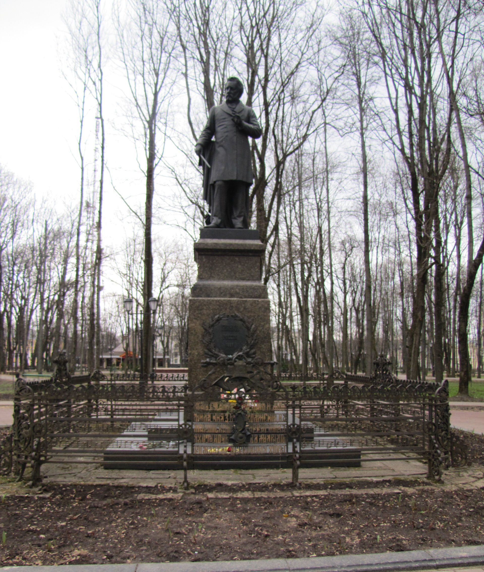 Глинка смоленская область. Памятник м и Глинке в Смоленске. Новоспасское Глинка памятник. Памятник Глинке в Новоспасском. Поселок Глинка Смоленская область.