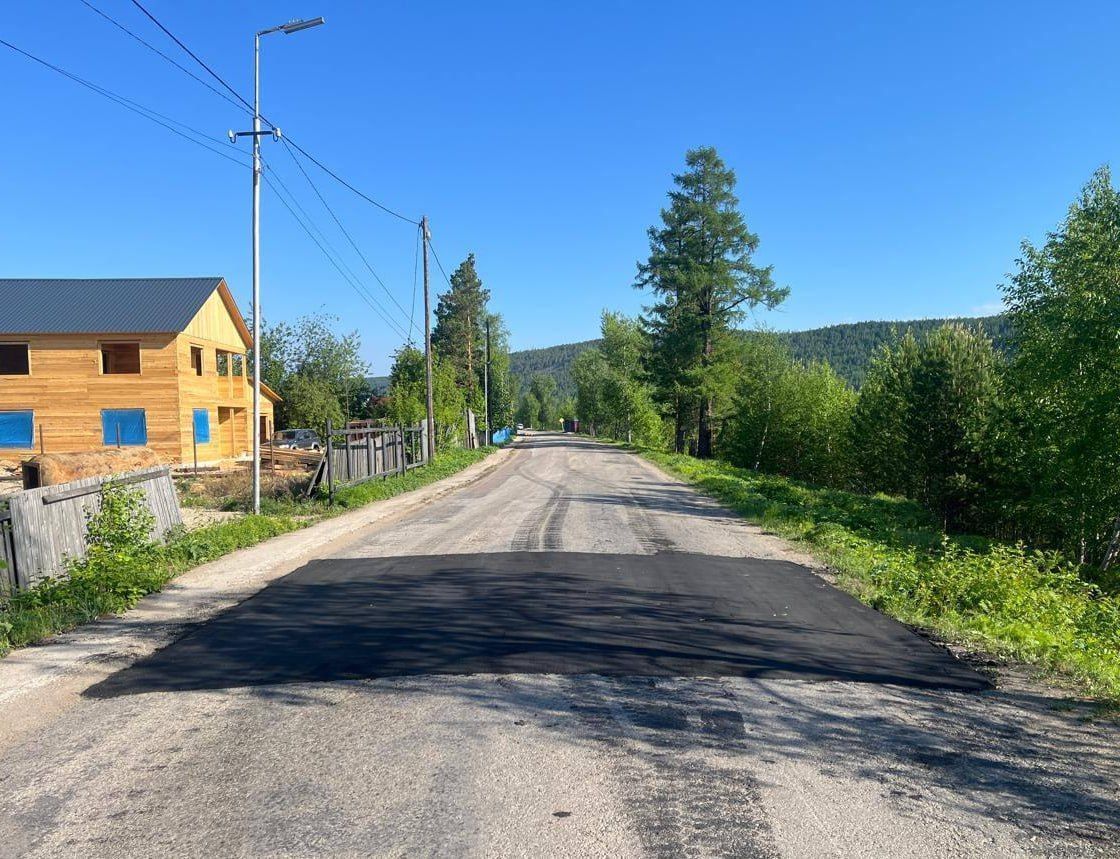 В г. Томмот производится ямочный ремонт дорожного полотна