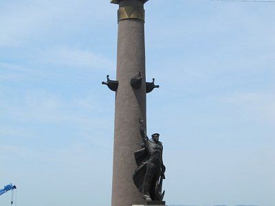 Ростральная колонна в память столетнего юбилея Владивостока /  / Приморский край