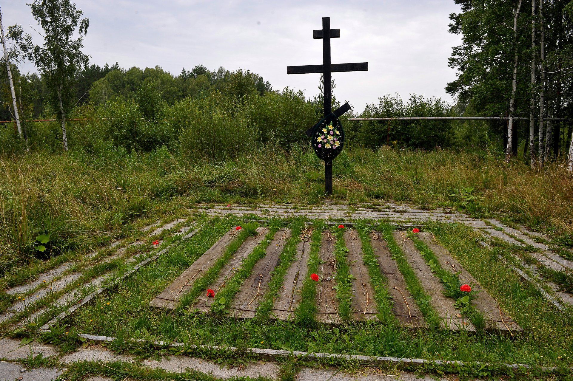 Место обнаружения. Мемориал Романовых | Поросенков Лог. Старой Коптяковской дороге Поросенков Лог. Захоронения Николая 2 в Екатеринбурге. Поросенков Лог Екатеринбург останки.