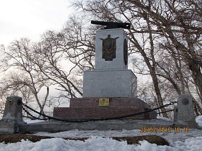 Памятник героям III батареи лейтенанта А.П. Максутова, сооруженный в честь успешной обороны г. Петропавловска от нападения англо-французской эскадры в 1854 г. /  / Камчатский край