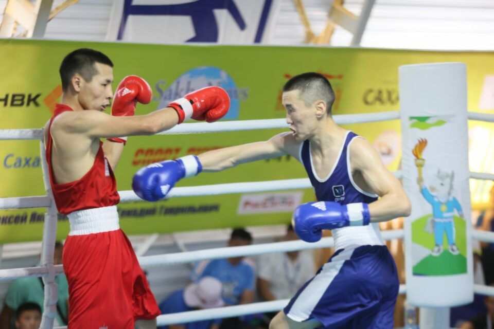 Первые боксерские бои за выход в четвертьфинал провели на Играх народов Якутии