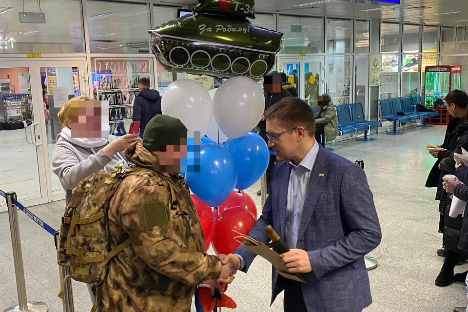 Вернувшихся участников СВО встретили в аэропорту Якутска