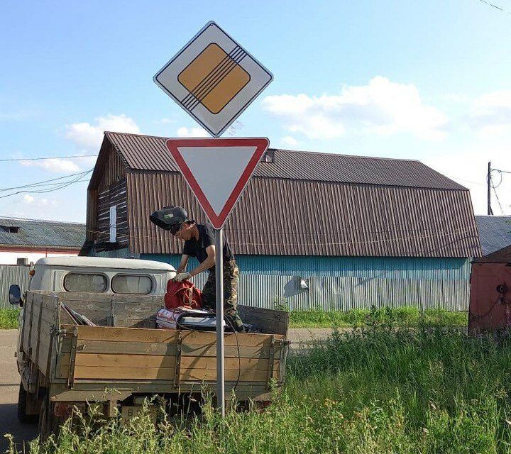 В Алдане установили дорожные знаки после жалобы жителя