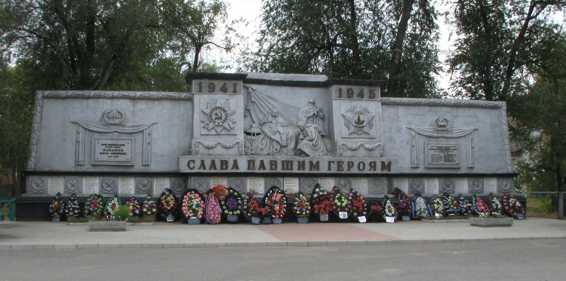 Братская могила советских воинов-танкистов, погибших в период Сталинградской битвы /  / Волгоградская область
