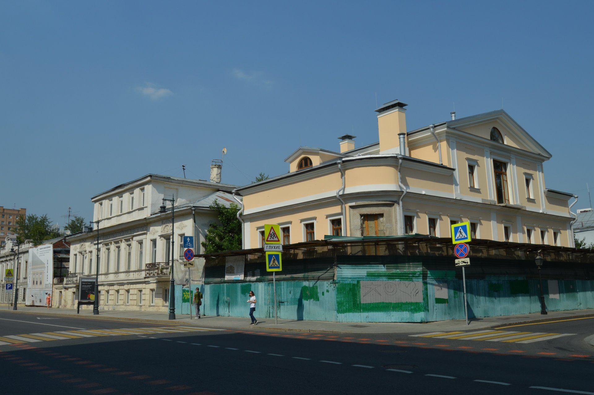 Городская усадьба Шубиных-И.А.Сытенко-А.Е.Владимирова, XIX в.- нач. ХХ в.,  архитекторы С.М.Жаров, В.Н. Карнеев. Здесь в 1833-1834 гг. жил декабрист  М.Ф.Орлов, у которого бывали А.С. Пушкин и Е.А. Баратынский. В 1855-1860  гг. располагалась 