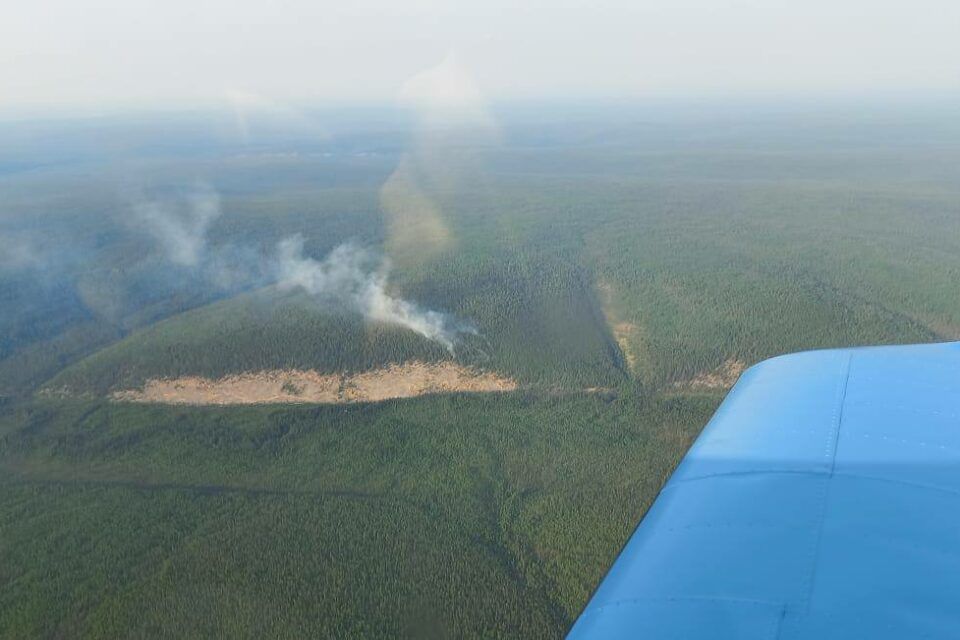 Более ста человек тушат лесные пожары в нацпарке "Ленские столбы"