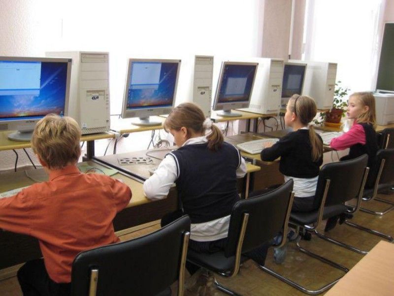 Российская школа информатика. Урок информатики. Ученик за компьютером. Дети за компьютером в школе. Компьютер в школе.