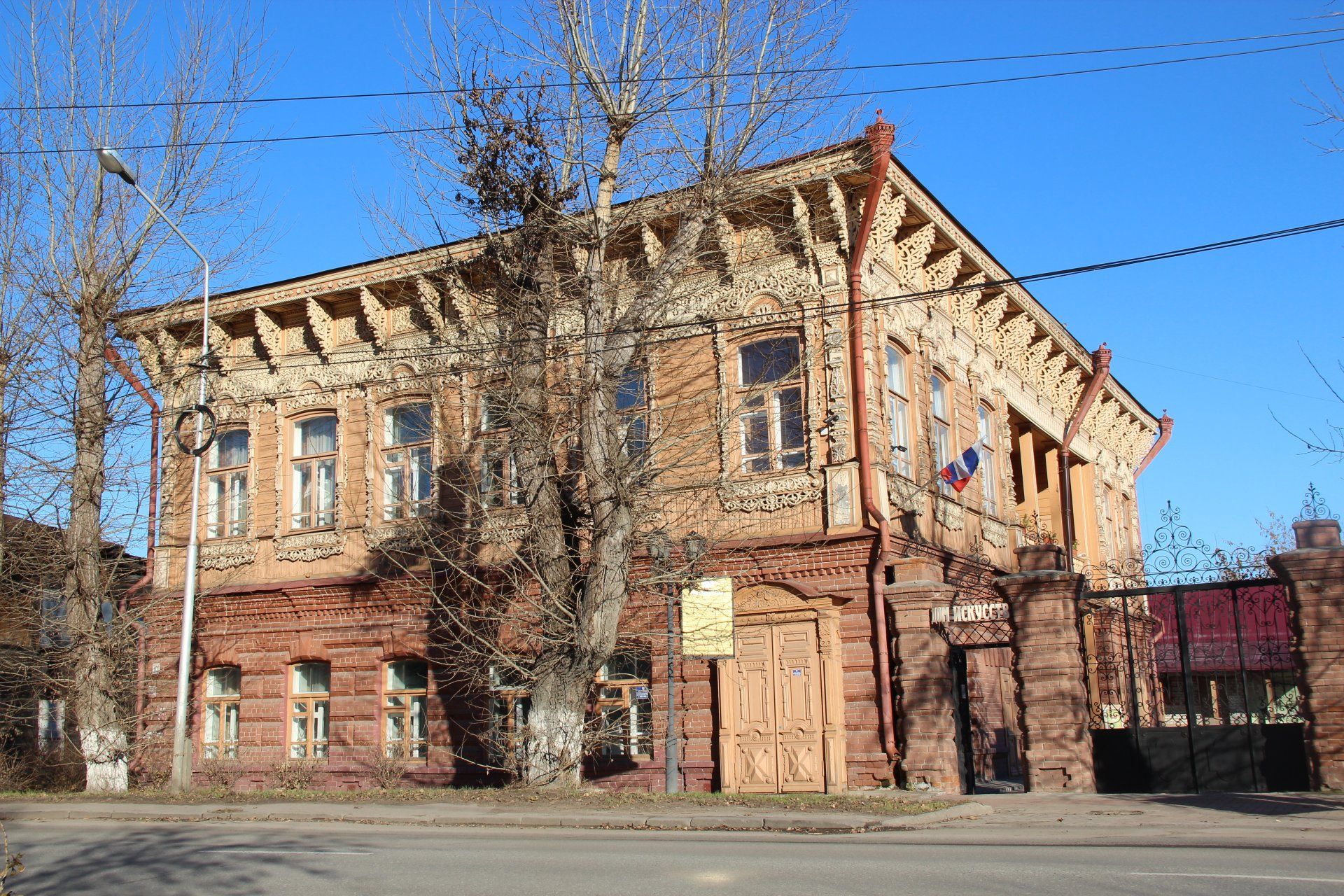 Дом, в котором в 1910 - 1912 гг. жил писатель Шишков Вячеслав Яковлевич  (Жилой дом (деревянный), XIX в.) / Томская область | Памятники истории и  культуры | ИнфоТаймс / www.infotimes.ru