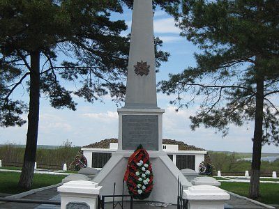 Памятник-обелиск на братской могиле 6-ти солдат и сержантов, погибших в бою с японскими захватчиками в августе 1945 года /  / Приморский край