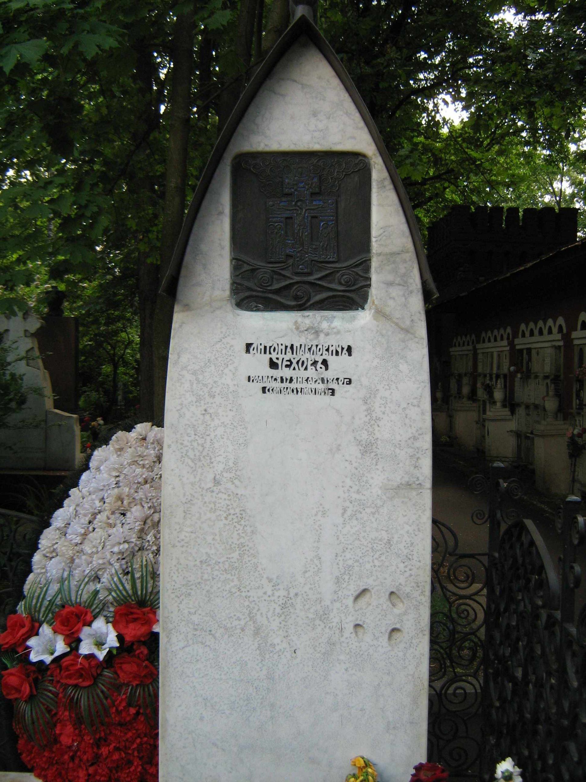 Где похоронен антонов. Могила Чехова на Новодевичьем кладбище. Кладбище Антона Павловича Чехова. Могила Антона Чехова.