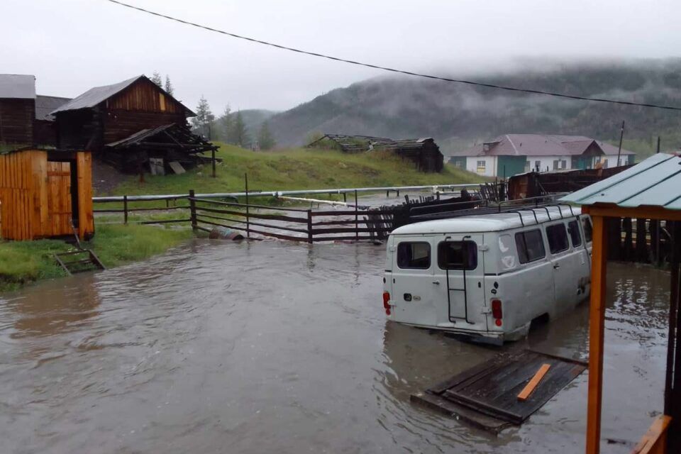 15 дворов подтопило из-за сильных дождей в селе Себян-Кюель в Якутии