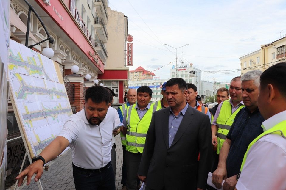 Премьер Якутии проверил, как идет ремонт улиц столицы