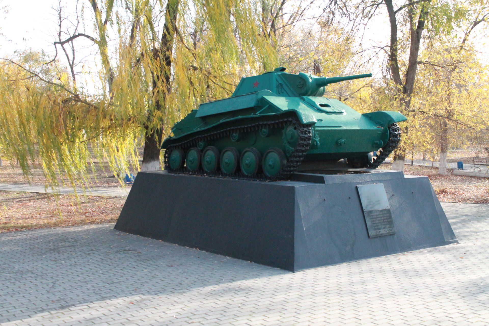 Танк "Т-70", первый с боем ворвавшийся в г. Калач-на-Дону /  / Волгоградская область