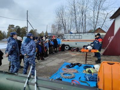 Алданские спасатели провели для юнармейцев День открытых дверей / Пресс-служба  Алданский Республика Саха (Якутия)