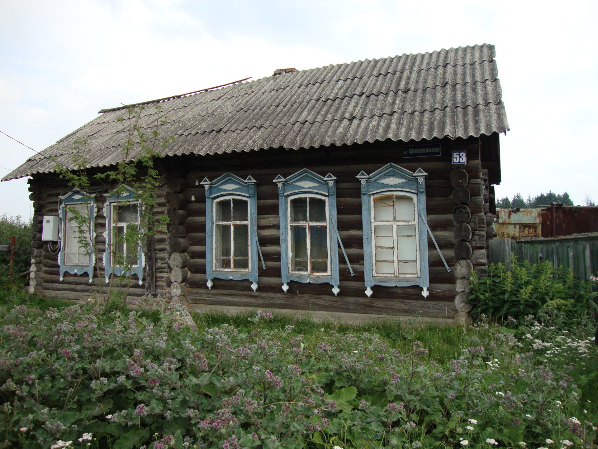 Деревянный дом Ивановых начала XX века с коньком на наличниках и  своеобразной глухой резьбой / Кемеровская область | Памятники истории и  культуры | ИнфоТаймс / www.infotimes.ru