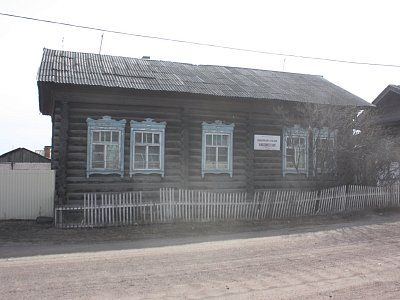 Здание бывшего волостного правления, в котором в феврале 1920 г. находился штаб Уро-Илькинского партизанского фронта /  / Республика Бурятия