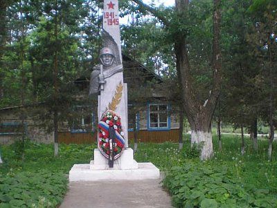 Памятник партизану Александру Плахотину, погибшему в 1919 году /  / Приморский край