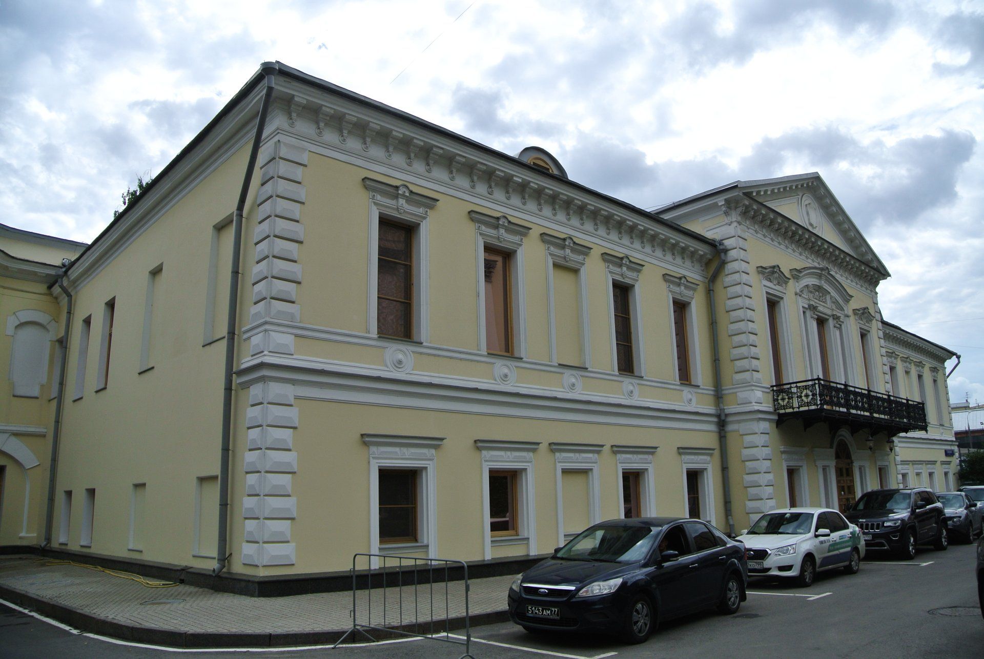 Городская усадьба Трубецких-Щукиных, сер. XVIII в. - нач. XX в. - Главный  дом с флигелем, 1740-е гг., кон. XVIII в., 1850-е гг., 1907-1912 гг.,  гражданский инженер Л.Н.Кекушев. Здесь в 1888-1909 гг. жил