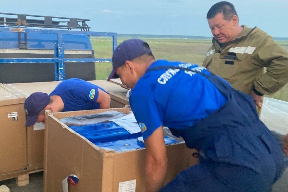 Якутские спасатели доставили дизель-генераторы в Усть-Алданский район
