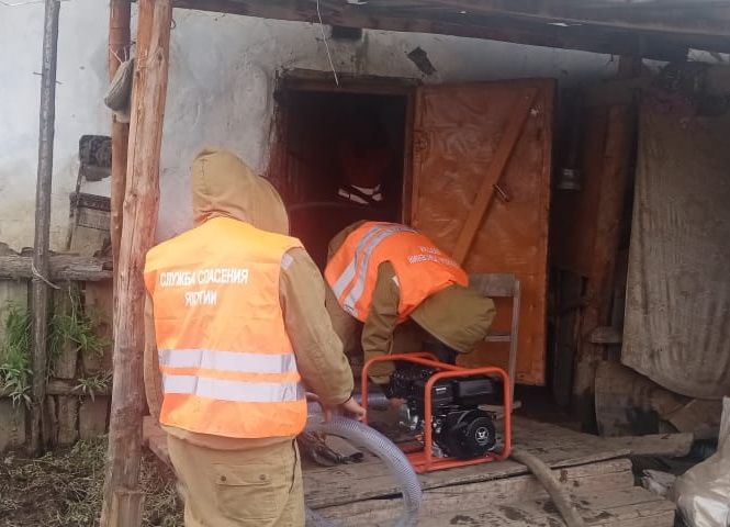 В селе Боронук спасатели мотопомпами откачивают воду в домах