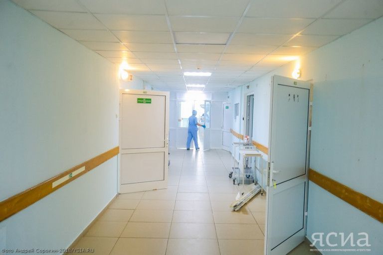 Полуторагодовалый ребенок выпал из окна пятого этажа в Якутии