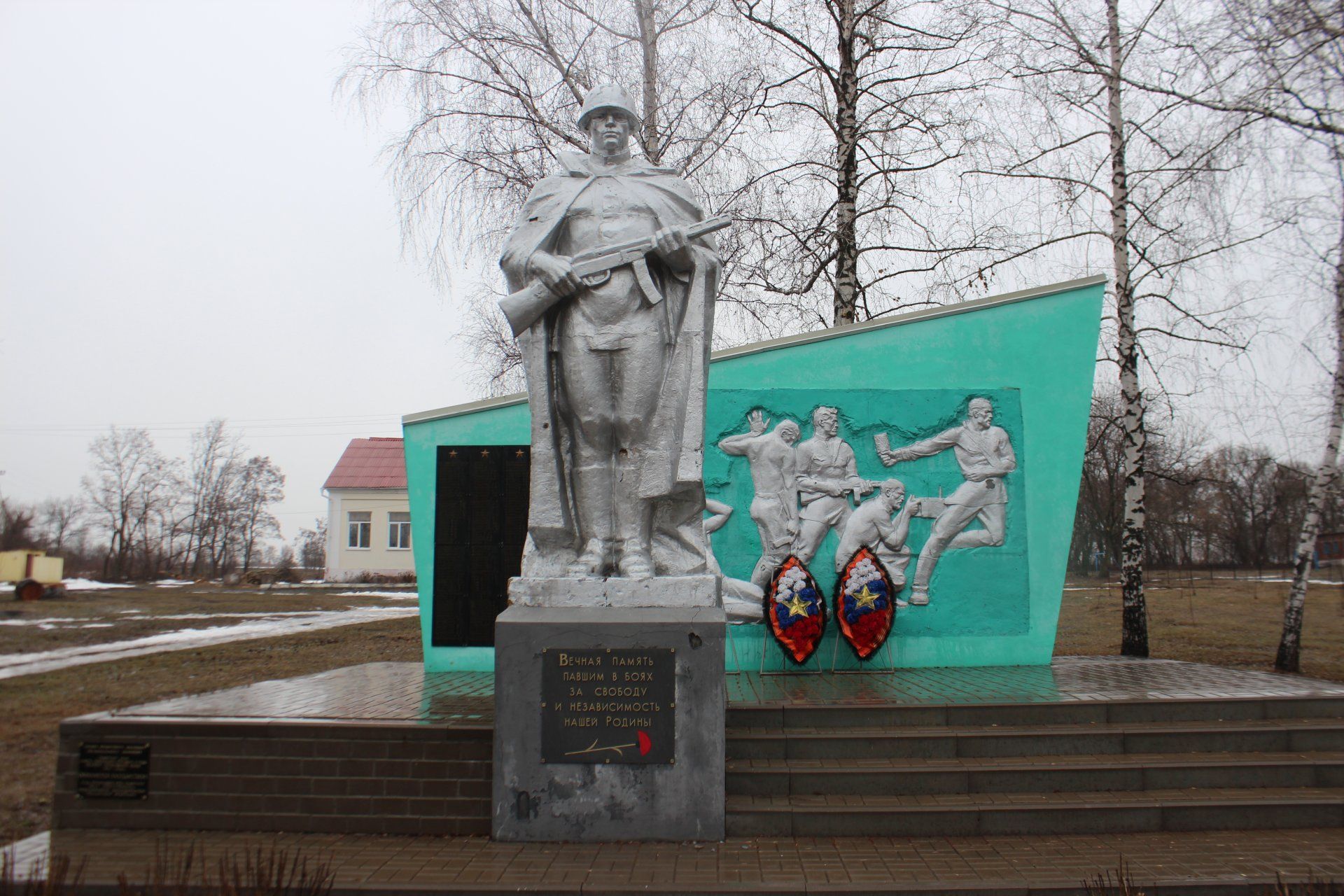 Братская могила советских воинов, погибших в боях с фашистскими захватчиками в 1943 году. Захоронено 17 человек, имена не установлены. Скульптура советского воина /  / Белгородская область