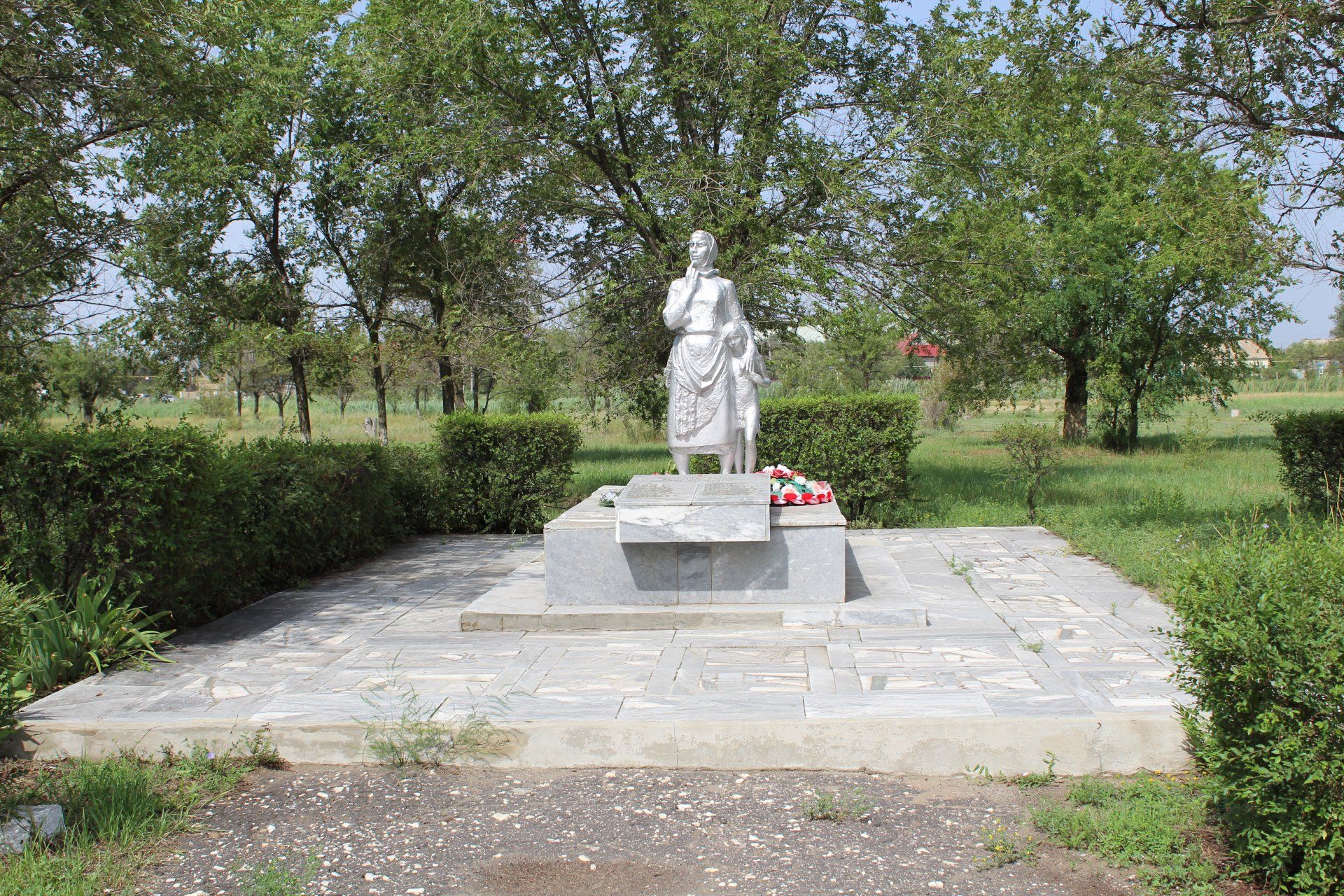 Братская могила советских воинов, погибших при налете фашистской авиации /  / Волгоградская область