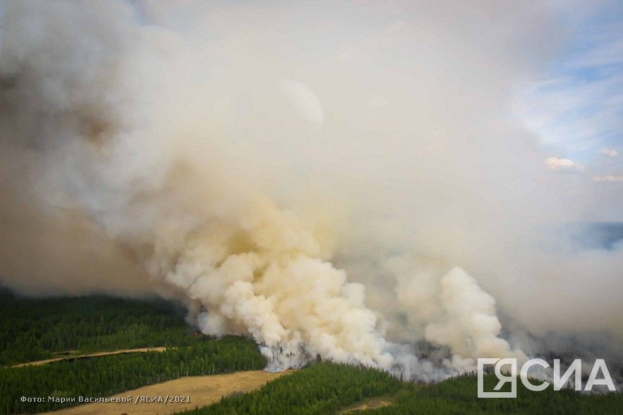 Авиалесоохрана тушит взрывным методом лесной пожар на границе Якутии и Хабаровского края