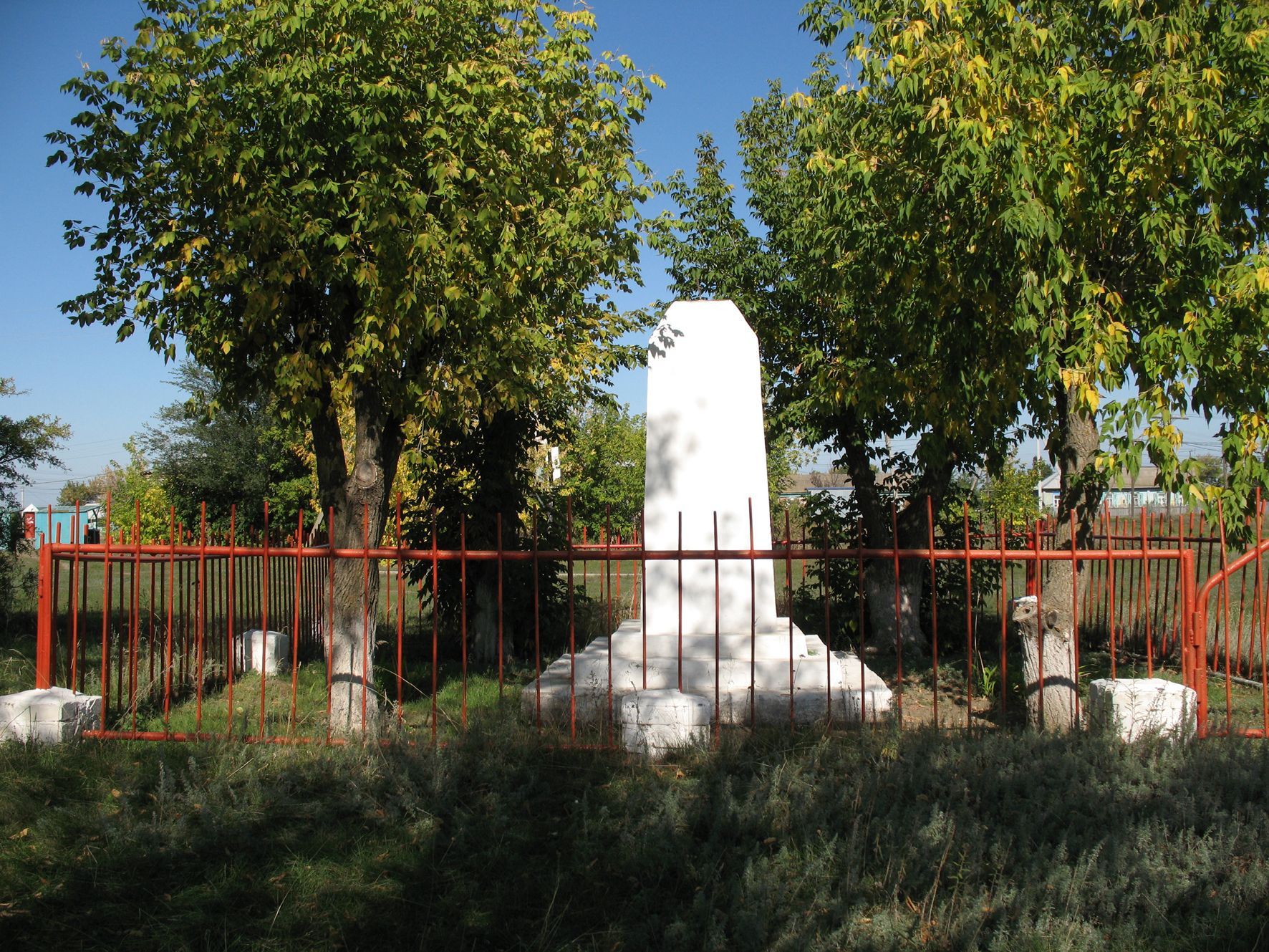 Братская могила советских летчиков и воинов, погибших в период Сталинградской битвы /  / Волгоградская область