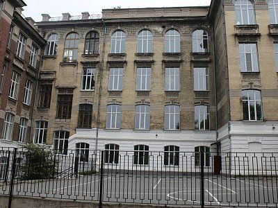 Здание Алексеевской женской гимназии - ныне школа № I /  / Приморский край
