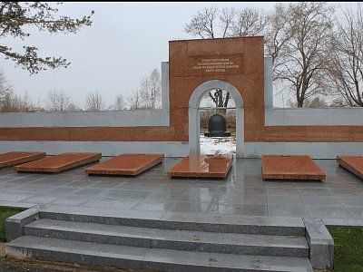 Братская могила танкистов, погибших при защите государственной границы на острове Даманском в 1969 г. /  / Приморский край
