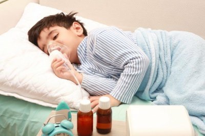 Омикрон вызывает у детей усталость, чихание, кашель и боль в горле