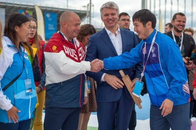 Павел Колобков приветствует молодежь на площадке мас-рестлинга в Сочи /    